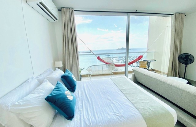 Blue Loft: Minimalist Studio with Ocean View from Above, Marina