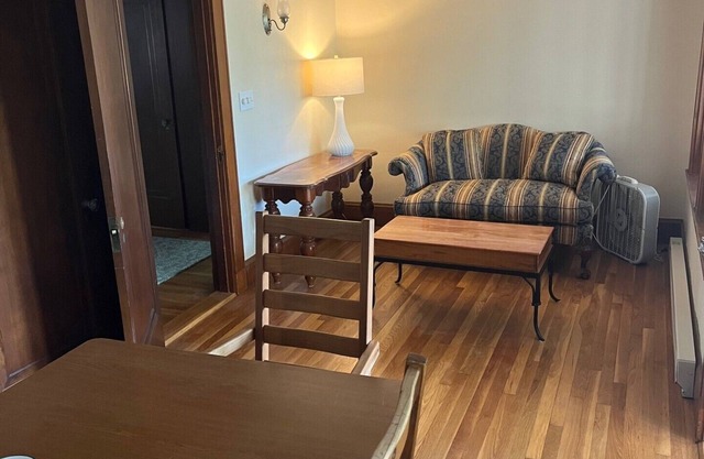 Blue Magnolia - A quiet apartment in a quaint Gloucester MA village