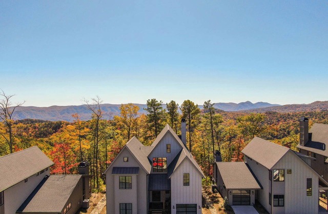 Blue Meadows at Blue Ridge Mountain Club Luxury home with stunning views & hot tub!
