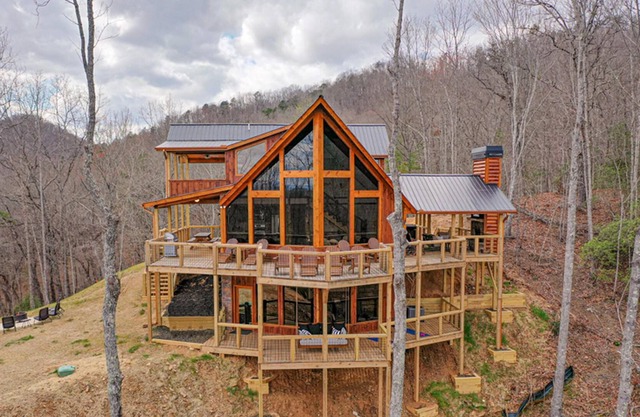 Blue Moon Lodge by Escape to Blue Ridge