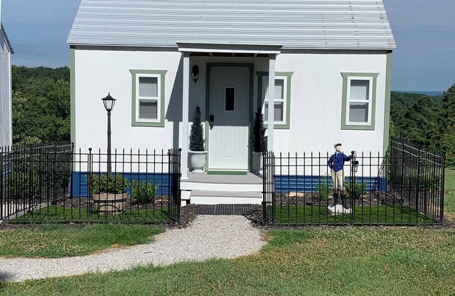 Blue Moon tiny cabin close to everything with Mountain View No Cleaning Fees