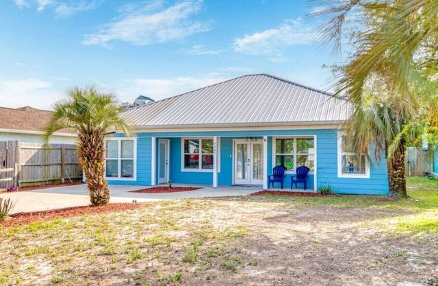Blue Oasis Private Home | 4 Bedrooms Sleeps 9 | Short Walk to the Beach