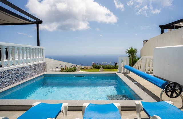 Blue Ocean Cottage. Private Heated Pool Magnificent ocean view. Quiet location.