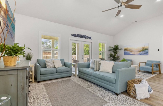 Blue Ono Cottage w Hot Tub, Fire Pit, 5 min to Beach, free parking