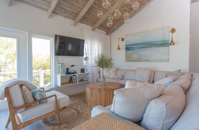 Blue Point Cottage, Blue Point Cottage - cozy home for families & couples - oceanfront w/ hot tub!