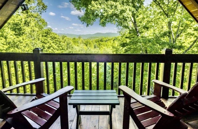 BLUE RIDGE CABIN with VIEWS, fireplace, hot tub, pool table, and foosball.