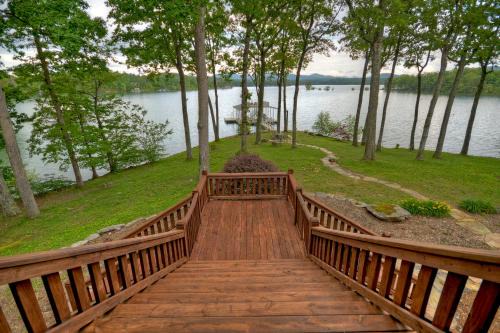 Blue Ridge Lake Retreat - Lakefront Luxury Home - Private Dock, Hot Tub, Sundeck, Private Boat Launch, Near Downtown - Blue Ridg