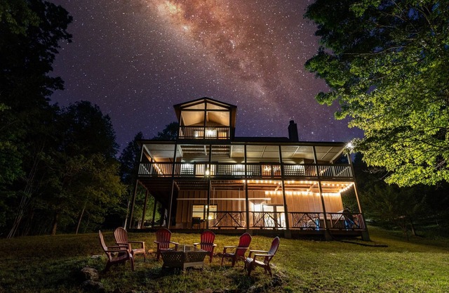 Mountain Cabin Hot Tub, Pool Table, Wi-Fi, Fire Pit!
