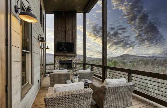 Water's Edge · Spectacular Mountain Views, 2 LR, Pool, Hot tub, deck and patio!