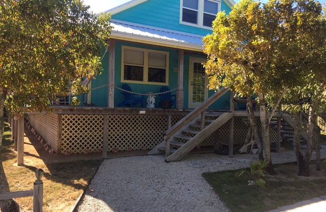 Blaues Sargasso-Häuschen, Mann-O-Krieg 3BR / 3BA mit Dock in der Nähe