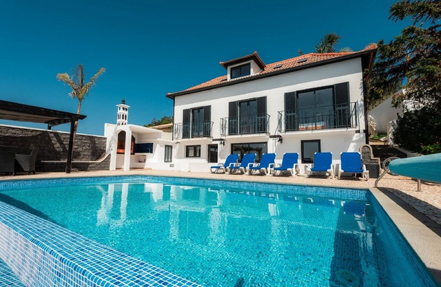 Blue Sea Villa. Calheta. Panoramablick auf das Meer. Ruhig. Klimaanlage. Parkplatz. W-LAN. Garten