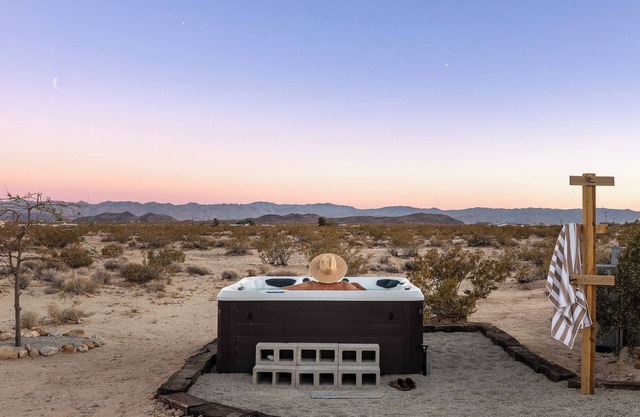 Blue Shadows - Hot tub/piano/firepit