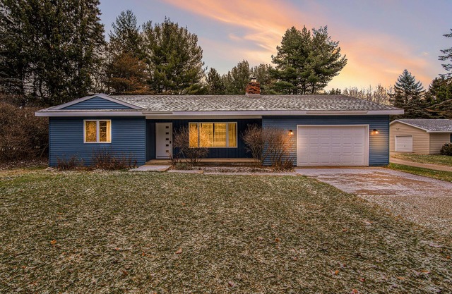 BLUE SPRUCE COTTAGE - Modern Lake House w/ shared Frontage on Thayer Lake