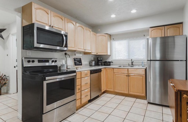 Blue Spruce on Main - Convenient location - 4bd remodeled