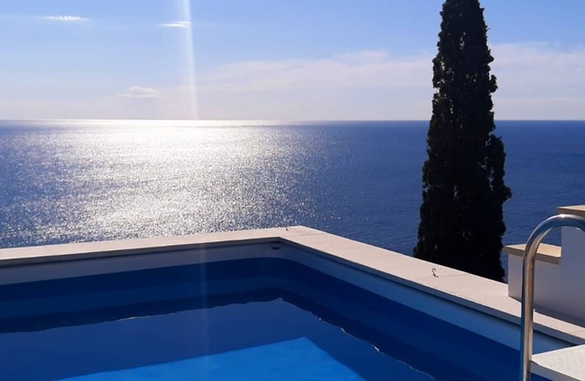 BLUE SUITES AM MEER IN EINER SCHÖNEN BUCHT, Studio für ein Paar.