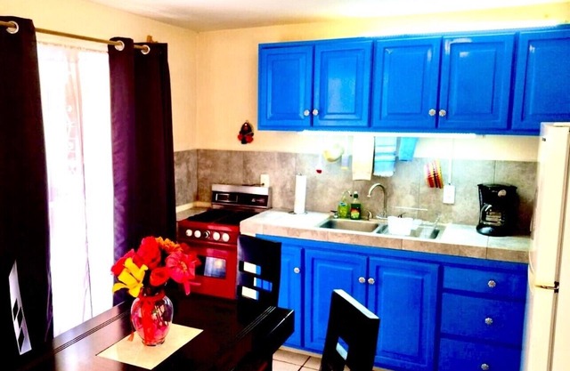 Blue Upstairs Apt. /Very comfy Queen Beds/ Balcony /WIFI 40Mgs speed Fiber Optic