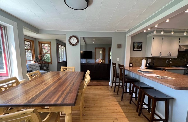 Blue Vista Farmhouse - Blue Vista Farmhouse | Private Home on 40 Acre Berry Farm