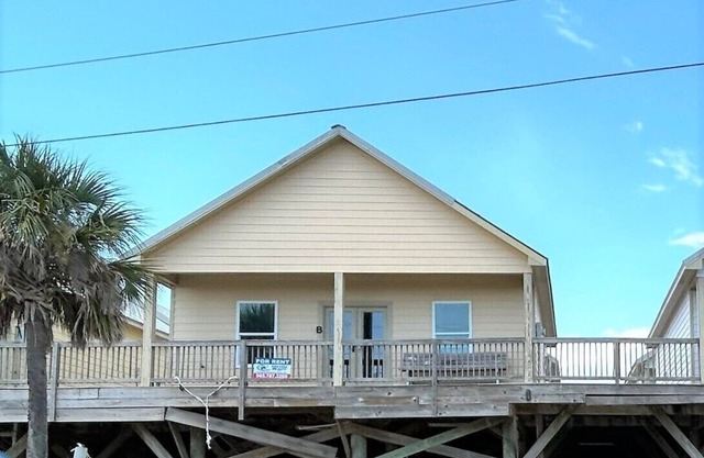 Die Blue Water Villa B befindet sich gegenüber vom Strand in Grand Isle