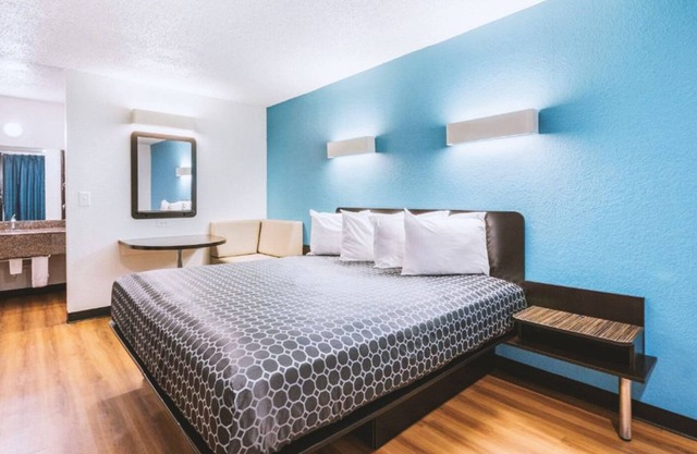 Blue Way Inn & Suites Beeville-Deluxe 1 King Bed with Kitchenette NS
