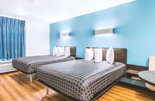 Blue Way Inn & Suites Beeville-Comfort 2 Queen Bed with Kitchenette NS