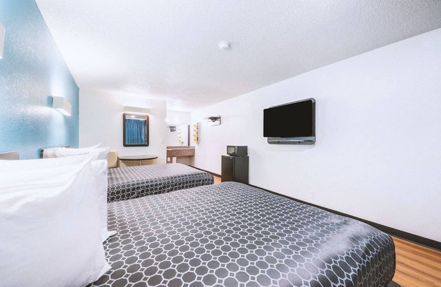 Blue Way Inn & Suites by Jasper Beeville-2 Queen Bed Non Smoking