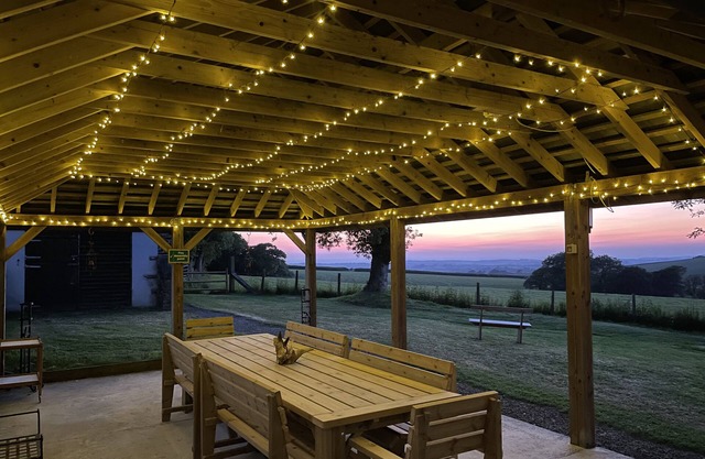 BLUEBELL, character holiday cottage, with a garden in Whitstone
