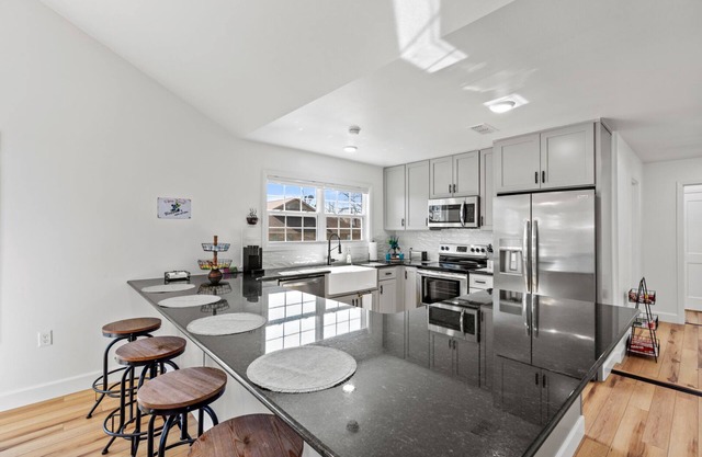 BLUEBERRY COTTAGE is superbly located in Mena. WIFI, ALL NEW, Just Remodeled