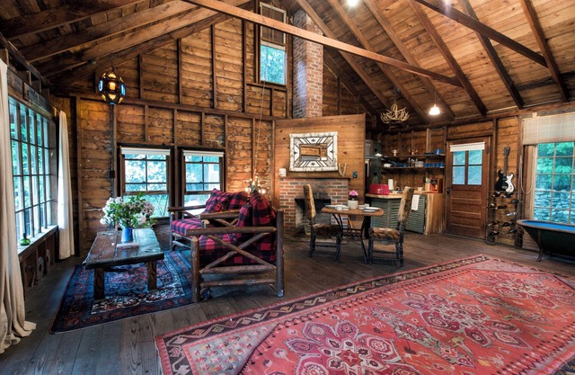 BLUEBERRY HILL CABIN