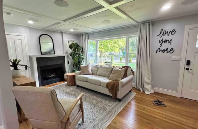Bluebird Abode Stand Alone House 3 Bed 2 Full Bath with a Gym & Pet Friendly