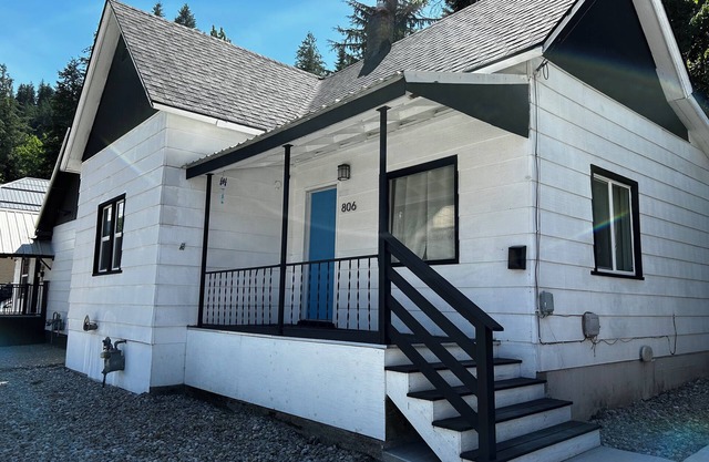 Bluebird Basecamp- cozy, renovated home in the heart of Wallace, ID
