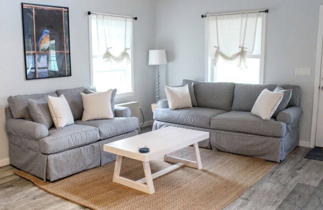 Bluebird Cottage - Cozy 2-bedroom with AC and WiFi on Woodbury Pond