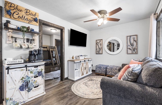 Bluebird Cottage - Hot Tub - Pool - Coffee - Fire Pit - less than 1 mile to SDC!