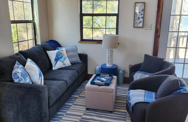 Bluebird Cottage Right on the Lake!