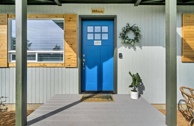 Bluebird Day - 2 King Beds, Dog Friendly, Walkable!