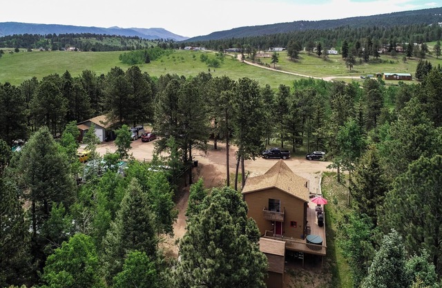 Bluebird Hill Suite in the shadow of Pikes Peak, America's Mountain