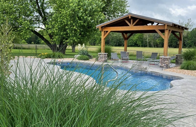 Bluebird Meadows W/hot Tub and Pool Special
