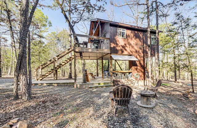 'Bluebird Treehouse' Near Kiamichi Mtns w/ Hot Tub