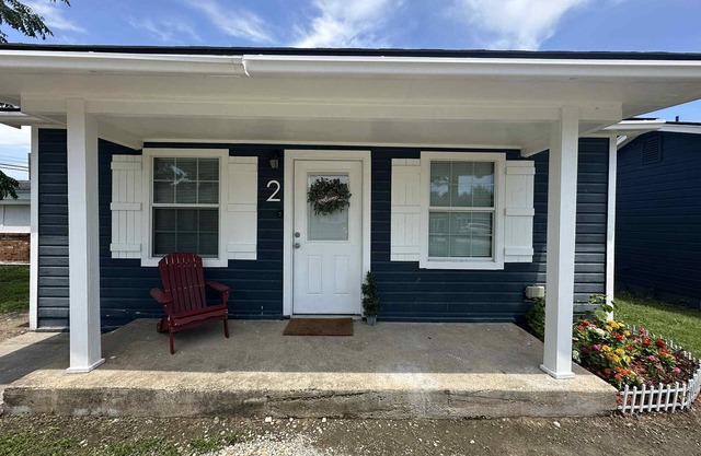 Bluebonnet Cottages by the Lake - Cabin 2