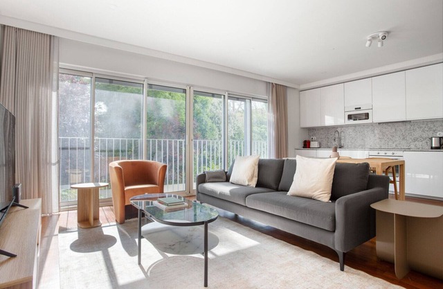 Blueground | Amoreiras, turnkey home + kitchen