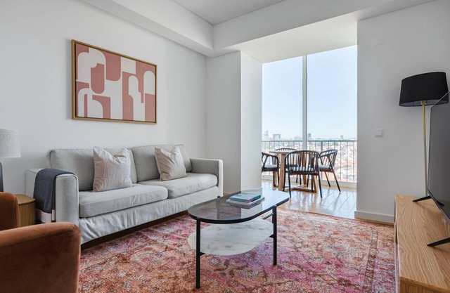 Blueground | Graça, move-in-ready home w/ kitchen
