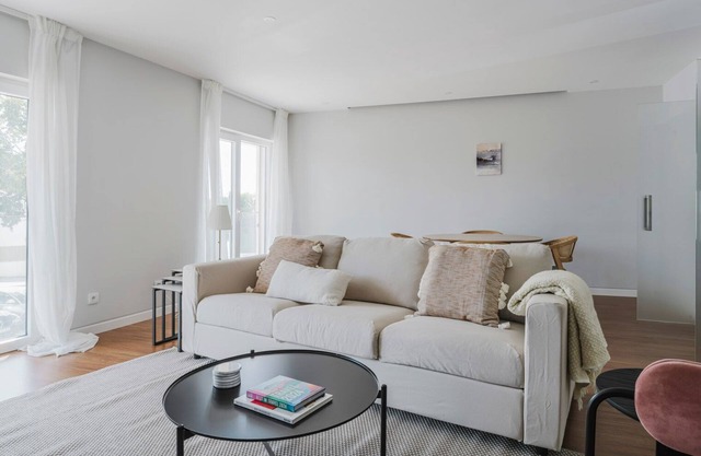 Blueground | Oeiras, furnished, a/c, washer