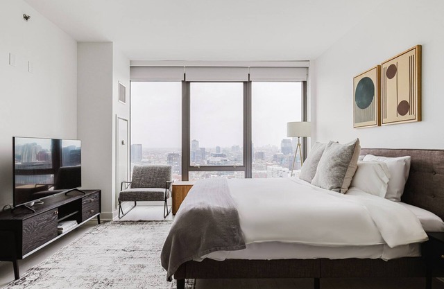 Blueground | West Loop, pool & AC, nr Willis