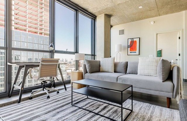 Blueground | West Loop, pool & AC, near park