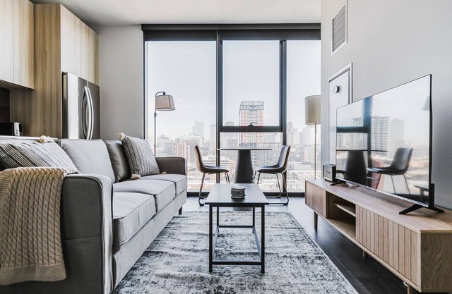 Blueground | West Loop, rooftop pool & gym