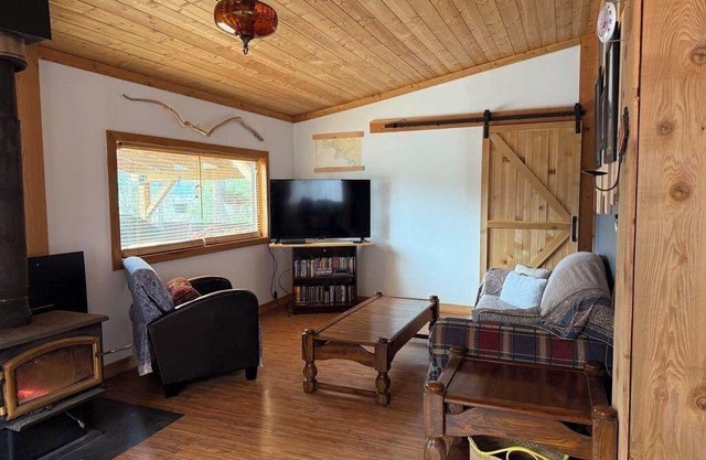 Bluenose Guest Cabin on Kootenay Lake, BC