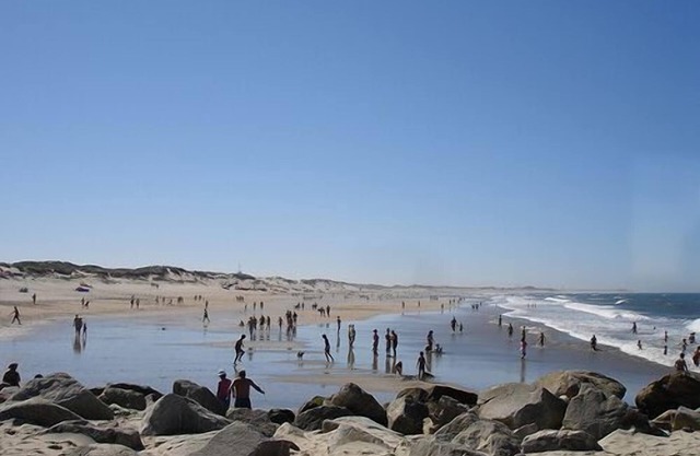BlueVilla is a family home with a swimming pool, between the beach, the river and the pine forest.