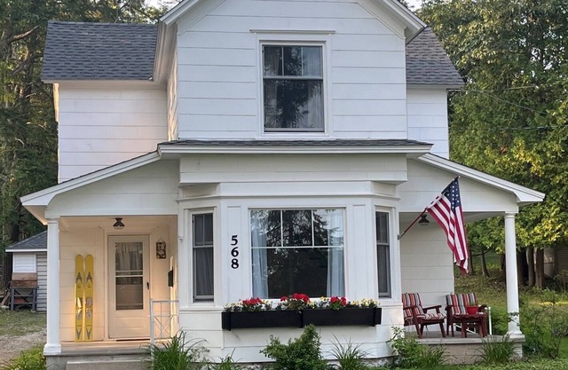 Bluff Bliss. Walk the sidewalk to downtown Harbor Springs. FRESHLY renovated.