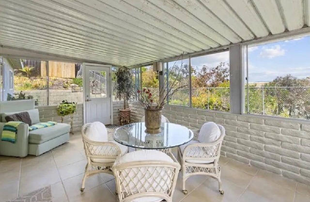 Bluff Bungalow / VIEW / 3 mi to beach / King bed / Pet friendly