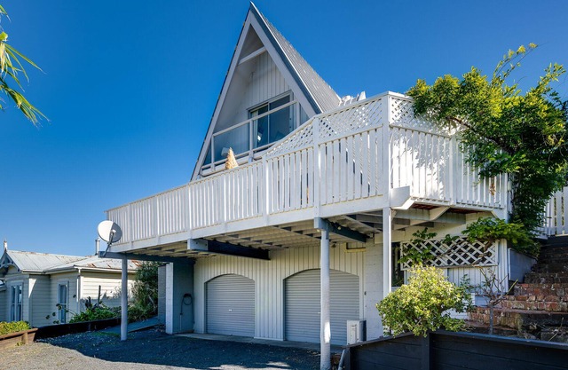 BLUFF HILL HEIGHTS – NAPIER HOLIDAY HOME, pet friendly in Napier