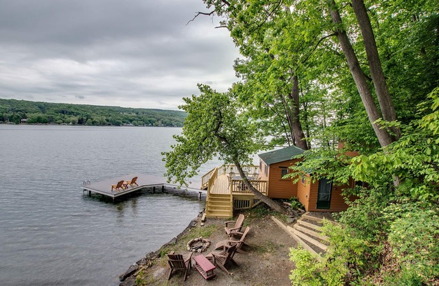 Bluff`s Charm: private lake home on Keuka Lake with private beach area, single story home
